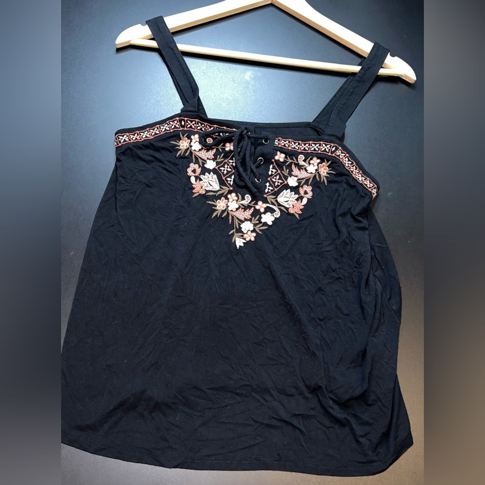American Eagle Soft Decorative Embroidered Tank Top Size Medium EUC